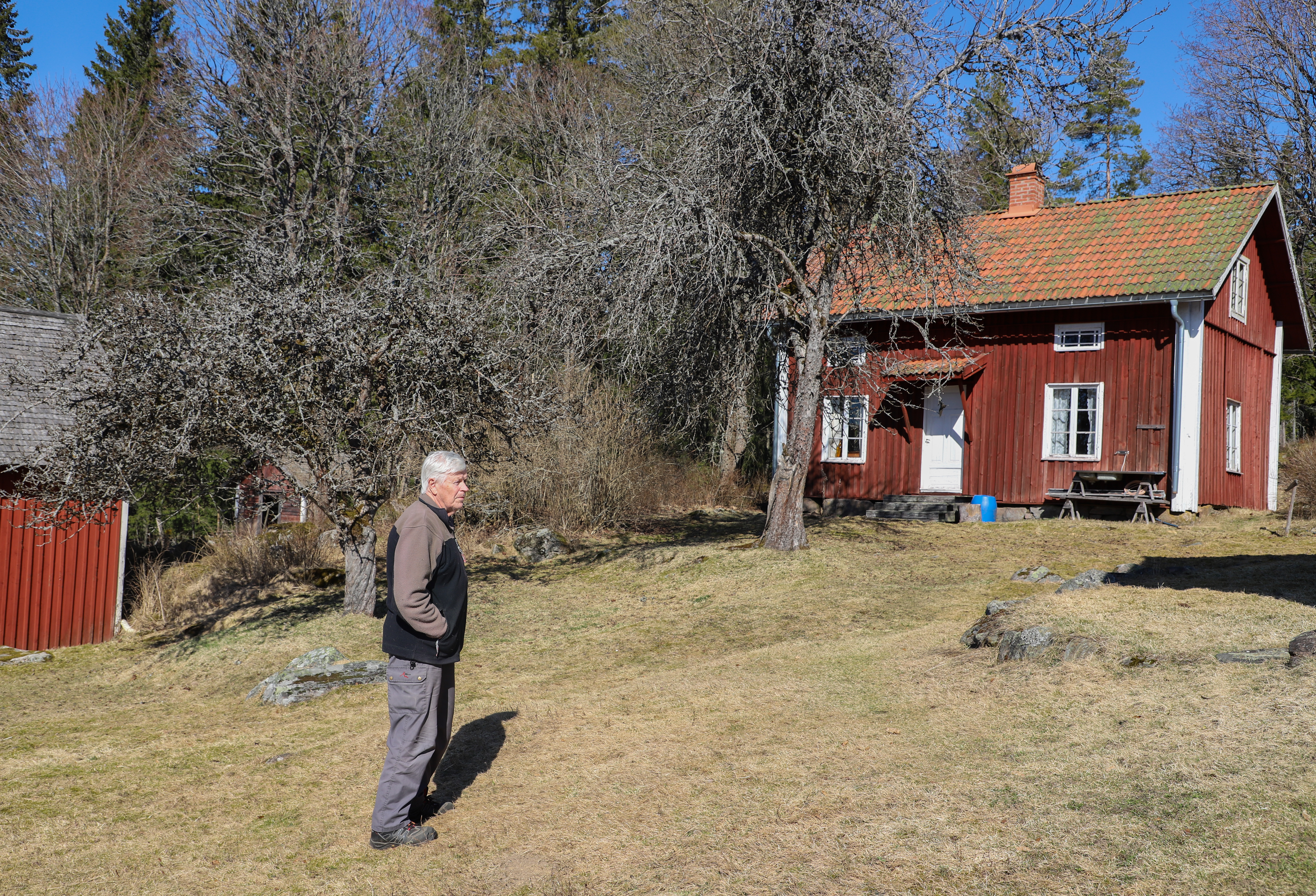 Rolf framför drängstugan där han haft mejerihantering. Foto: Karin Skoglund Rolf framför drängstugan där han haft mejerihantering. Foto: Karin Skoglund