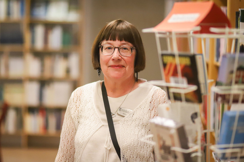 Mervi Kalliainen-Marklund, sverigefinne, uddevallabo och bibliotekarie på Uddevalla stadsbibliotek. Foto: Karin Skoglund.